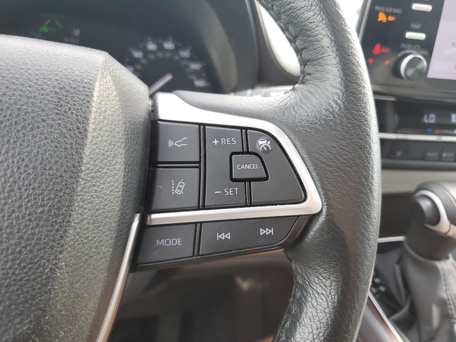 Certified 2024 Toyota Sienna XLE FWD image 23