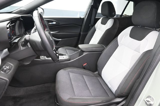 Used 2024 Chevrolet Trax RS FWD image 23