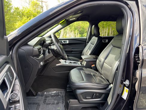 Used 2020 Ford Explorer XLT w/ Equipment Group 202A AWD/4WD image 11