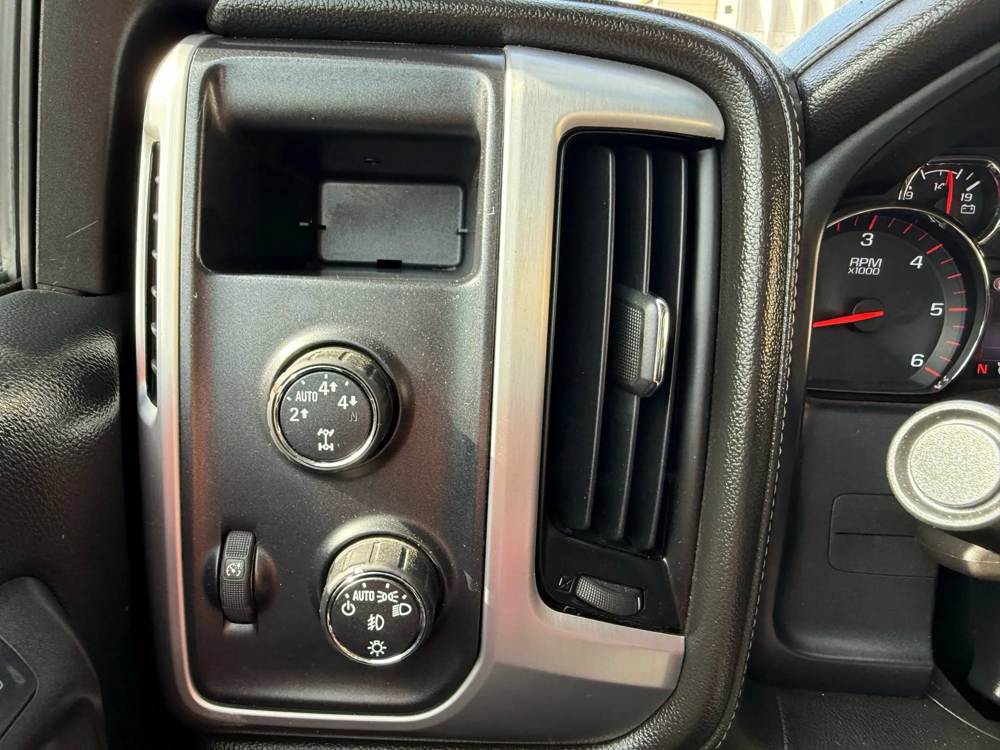 Used 2015 GMC Sierra 1500 SLT w/ SLT Preferred Package AWD/4WD image 23