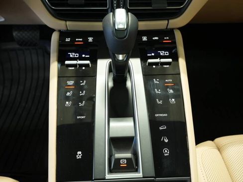 Certified 2026 Porsche Macan AWD/4WD image 23