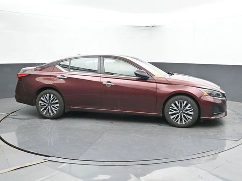 Used 2025 Nissan Altima 2.5 SV FWD image 3