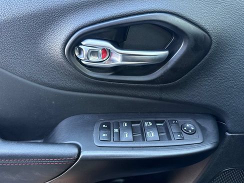 Used 2022 Jeep Cherokee Trailhawk w/ Comfort/Convenience Group AWD/4WD image 10
