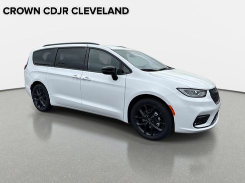 New 2026 Chrysler Pacifica Select FWD image 2