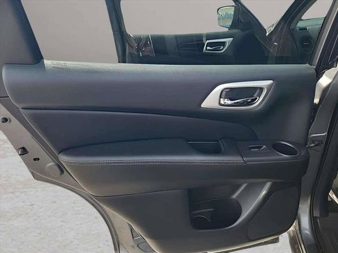 Used 2019 Nissan Pathfinder S AWD/4WD image 18