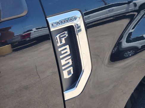 Used 2022 Ford F350 Lariat w/ Lariat Ultimate Package AWD/4WD image 13