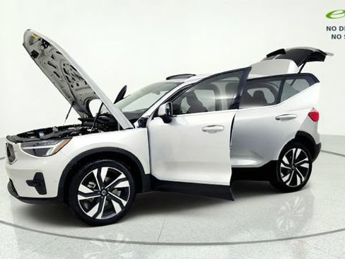 Used 2025 Volvo XC40 B5 Plus AWD/4WD image 14