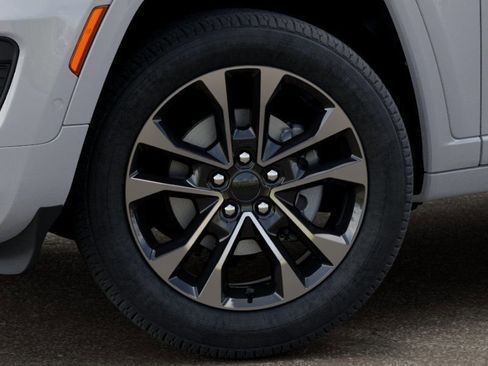 New 2025 Jeep Grand Cherokee Overland AWD/4WD image 8