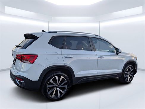 Certified 2024 Volkswagen Taos SE image 3