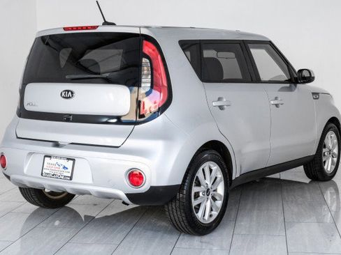 Used 2017 Kia Soul + image 6