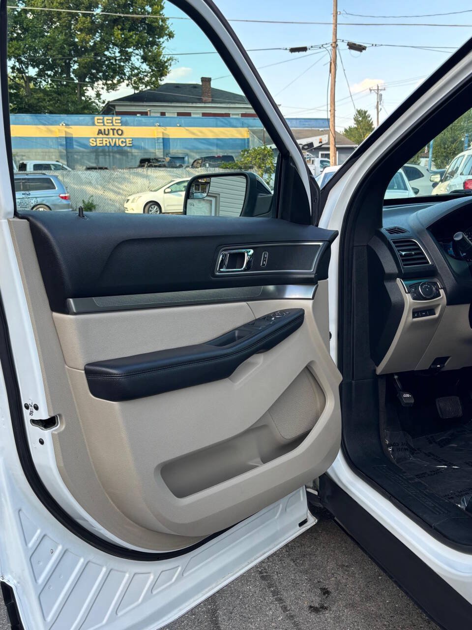 Used 2018 Ford Explorer XLT w/ Equipment Group 202A AWD/4WD image 9