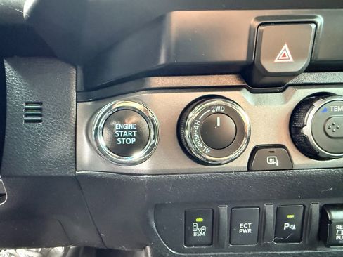 Used 2021 Toyota Tacoma TRD Off-Road w/ Technology Package AWD/4WD image 18
