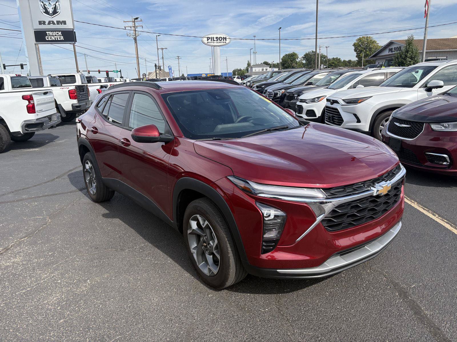 Used 2025 Chevrolet Trax LT FWD image 2