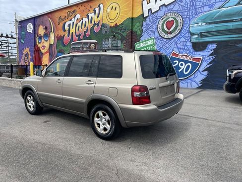 Used 2006 Toyota Highlander 2WD w/ 3rd Row image 3