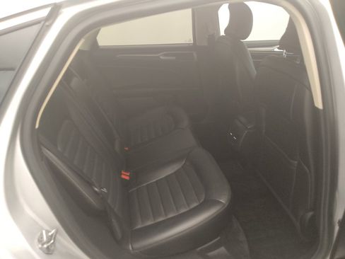Used 2018 Ford Fusion SE w/ Fusion SE Technology Package FWD image 19