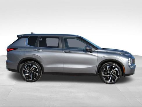 Used 2023 Mitsubishi Outlander SE FWD image 3