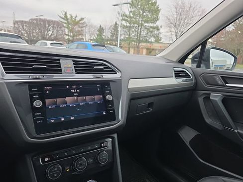 Used 2020 Volkswagen Tiguan SE w/ Panoramic Sunroof Package image 22