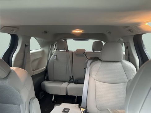 Used 2022 Toyota Sienna LE w/ LE Plus Package image 18