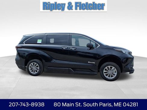 Used 2025 Toyota Sienna XLE FWD image 5
