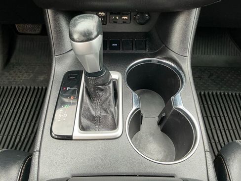 Used 2019 Toyota Highlander Plus w/ Carpet Mat Package (TMS) FWD image 34