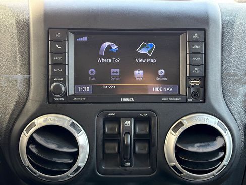 Used 2018 Jeep Wrangler Unlimited Sahara w/ Connectivity Group AWD/4WD image 15