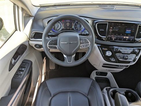Certified 2024 Chrysler Pacifica Touring-L image 15