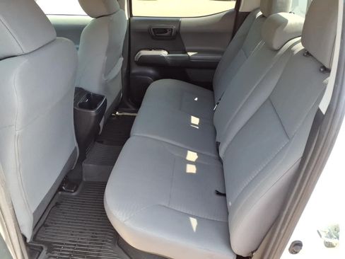 Used 2017 Toyota Tacoma SR5 w/ Tow Package RWD image 9