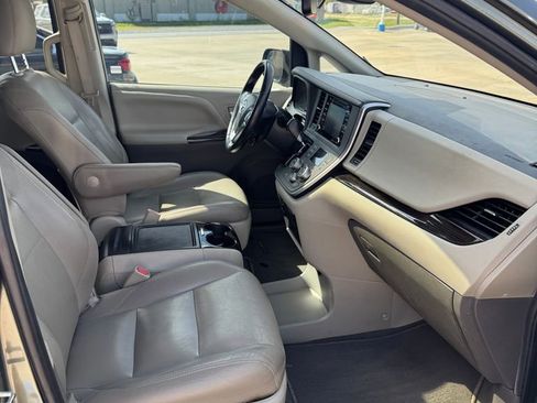 Used 2020 Toyota Sienna XLE w/ XLE Navigation Package FWD image 12