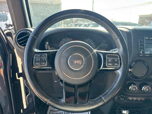Used 2017 Jeep Wrangler Unlimited Sahara AWD/4WD image 13