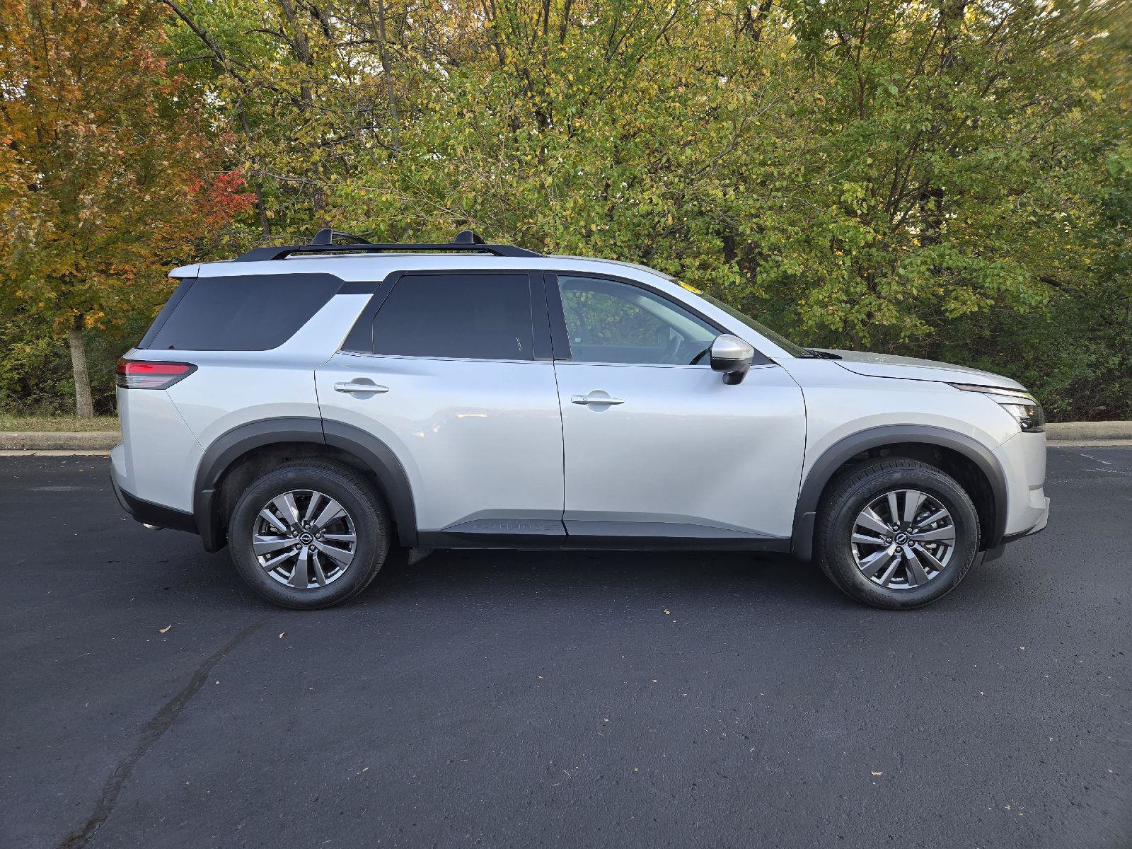 Used 2025 Nissan Pathfinder SV w/ SV Premium Package AWD/4WD image 2