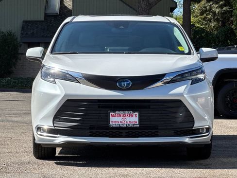 Certified 2024 Toyota Sienna XLE FWD image 8