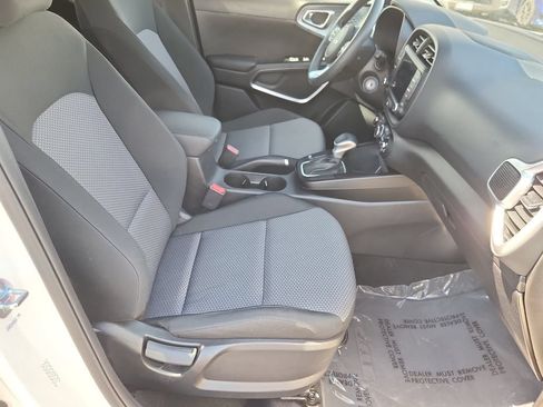 Used 2025 Kia Soul LX w/ LX Technology Package FWD image 13