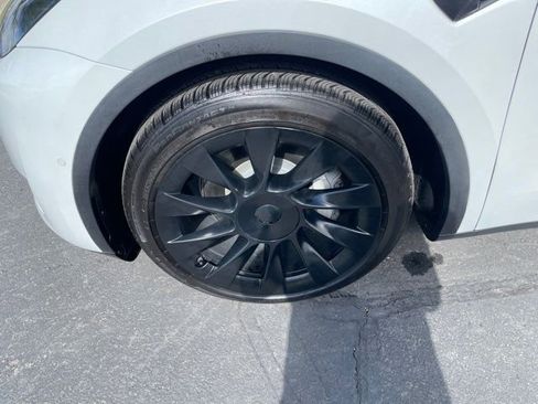 Used 2022 Tesla Model Y Long Range image 25