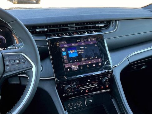 New 2025 Jeep Grand Cherokee Altitude image 7