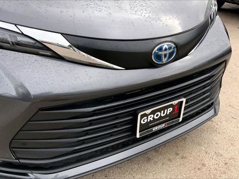 Used 2025 Toyota Sienna XLE image 29