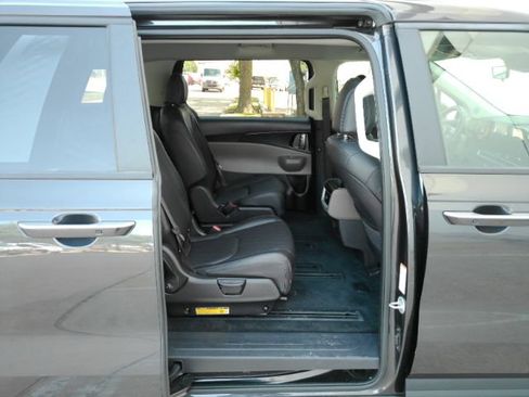 Used 2025 Kia Carnival FWD image 22