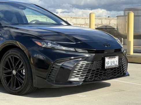 Used 2025 Toyota Camry SE w/ Convenience Package image 3