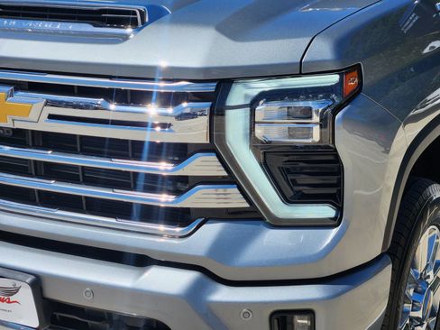 Used 2024 Chevrolet Silverado 2500 High Country w/ Technology Package AWD/4WD image 9