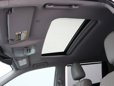 Used 2019 Toyota Highlander Limited FWD image 29