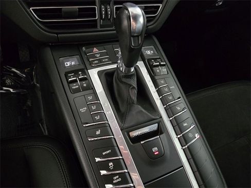 Used 2021 Porsche Macan image 37