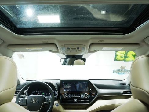 Certified 2023 Toyota Highlander XLE image 24