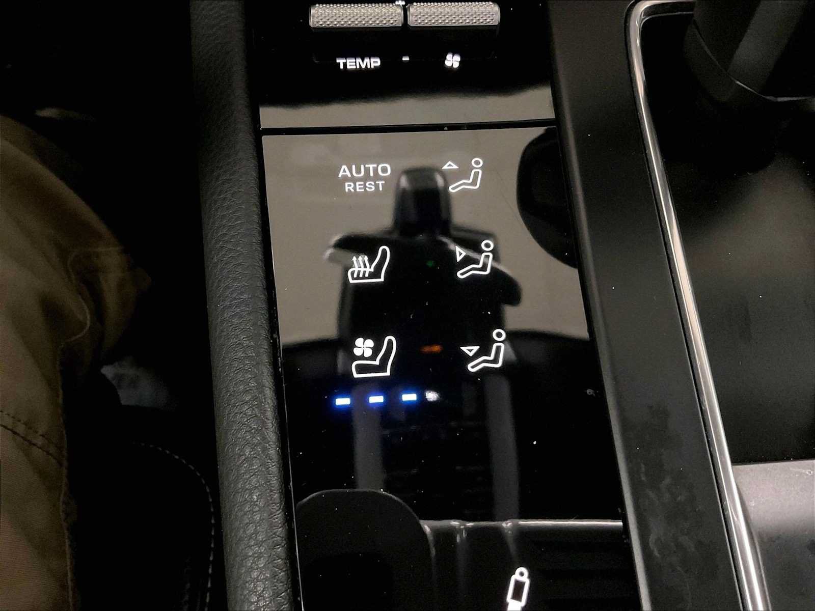 Certified 2025 Porsche Macan Turbo w/ Premium Package Plus AWD/4WD image 37