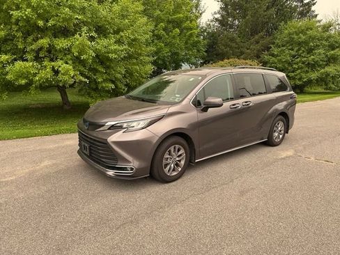 Used 2022 Toyota Sienna XLE AWD/4WD image 7