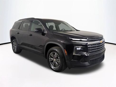Used 2026 Chevrolet Traverse LT FWD image 2
