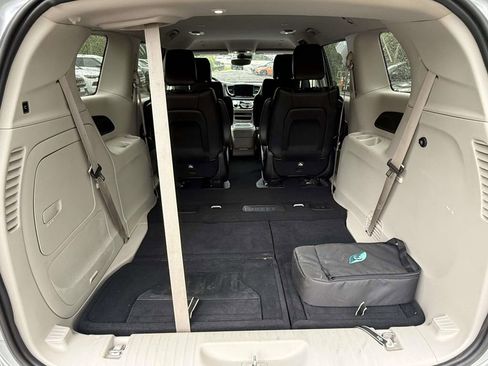Used 2024 Chrysler Pacifica Select image 11