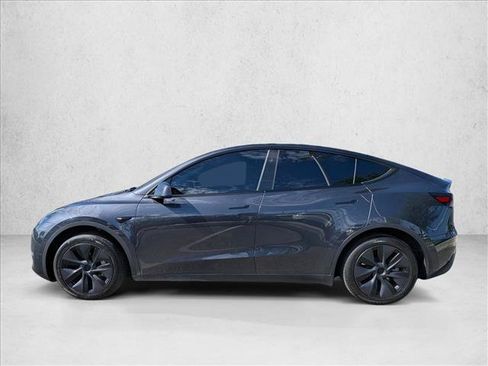Used 2024 Tesla Model Y 2WD image 10