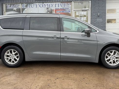 Used 2022 Chrysler Pacifica Touring-L FWD image 2