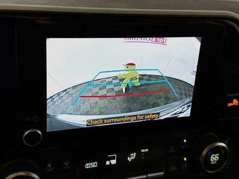 Used 2023 Toyota Highlander XLE AWD/4WD image 5