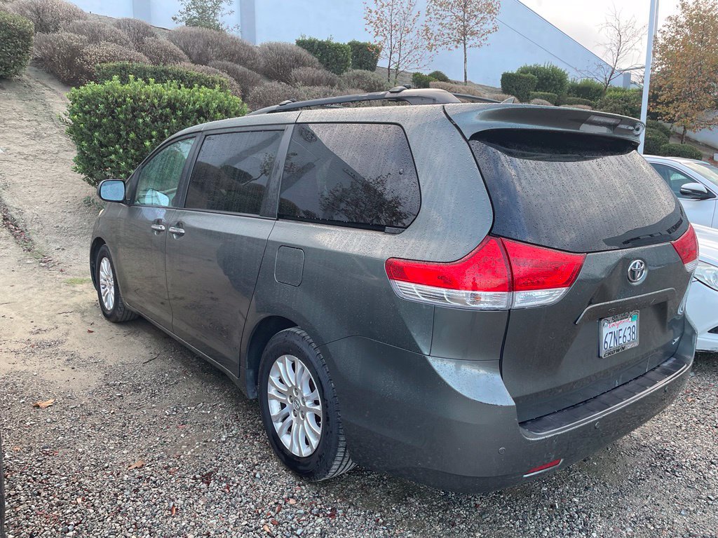 Used 2013 Toyota Sienna XLE w/ Premium Pkg FWD image 6