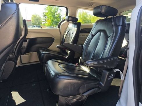Used 2023 Chrysler Pacifica Touring-L FWD image 10